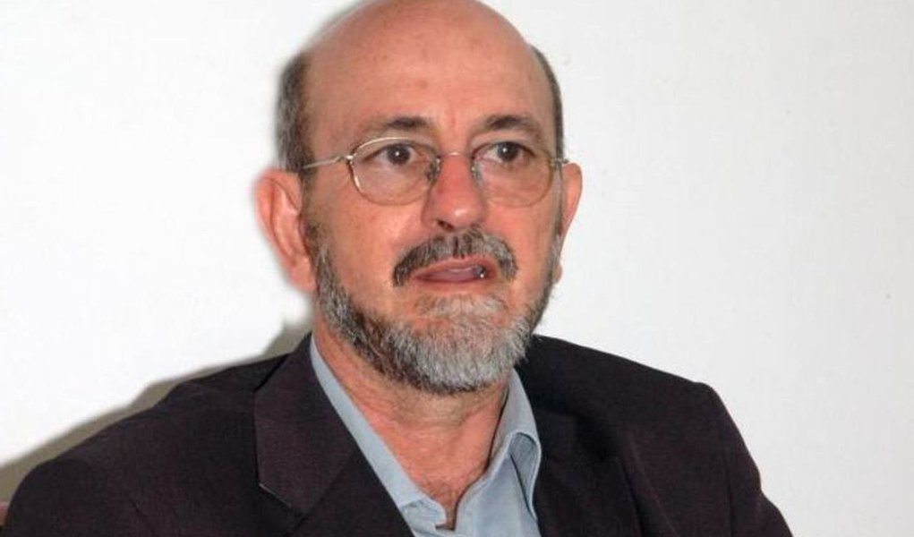 Ex-presidente do PT do Tocantins e primeiro suplente da senadora Kátia Abreu (PMDB), Donizeti Nogueira (PT) saiu em defesa da indicação de Kátia para o Ministério da Agricultura; "Desde o governo Lula a Agricultura fica com o agronegócio. Não sei por que a surpresa", disparou; ex-presidente estadual do PT chamou de "dor de cotovelo" as críticas contra Kátia e não vê qualquer incoerência ideológica na indicação de uma ruralista para o ministério de Dilma; "Eleição não é ideologia, é pragmatismo. O PT já resolveu isso em 1991"; "Estão reclamando porque ela é mulher e é do Tocantins, um Estado pequeno", concluiu (Foto: Aquiles Lins) Ex-presidente do PT do Tocantins e primeiro suplente da senadora Kátia Abreu (PMDB), Donizeti Nogueira (PT) saiu em defesa da indicação de Kátia para o Ministério da Agricultura; "Desde o governo Lula a Agricultura fica com o agronegócio. Não sei por que a surpresa", disparou; ex-presidente estadual do PT chamou de "dor de cotovelo" as críticas contra Kátia e não vê qualquer incoerência ideológica na indicação de uma ruralista para o ministério de Dilma; "Eleição não é ideologia, é pragmatismo. O PT já resolveu isso em 1991"; "Estão reclamando porque ela é mulher e é do Tocantins, um Estado pequeno", concluiu