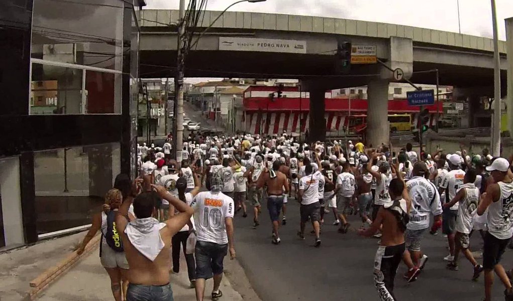 A Polícia Militar de Minas registrou a prisão de sete integrantes da torcida organizada Galoucura, do Atlético-MG; foram apreendidos um revólver calibre 32 como munições (balas), barras de ferro, canivetes, rojões, martelos, pedaços de pau, maconha e R$ 1,5 mil em dinheiro; um dos detidos já tem passagem pela polícia por envolvimento em brigas de torcidas; a detenção foi feita após denúncia anônima, na sede da torcida, em Belo Horizonte (Foto: Leonardo Lucena) A Polícia Militar de Minas registrou a prisão de sete integrantes da torcida organizada Galoucura, do Atlético-MG; foram apreendidos um revólver calibre 32 como munições (balas), barras de ferro, canivetes, rojões, martelos, pedaços de pau, maconha e R$ 1,5 mil em dinheiro; um dos detidos já tem passagem pela polícia por envolvimento em brigas de torcidas; a detenção foi feita após denúncia anônima, na sede da torcida, em Belo Horizonte