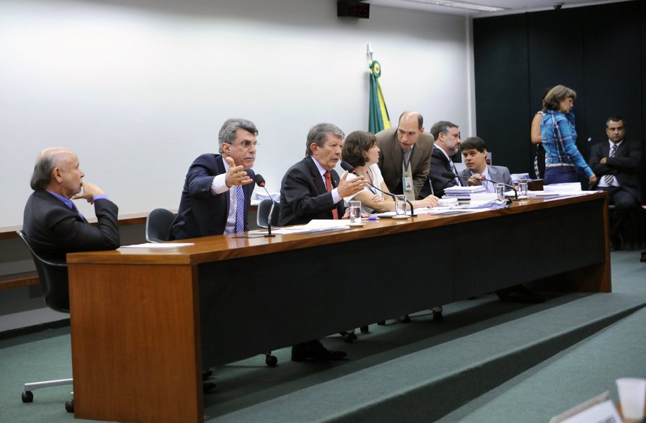 A Comissão Mista de Orçamento (CMO) rejeitou nesta tarde a quebra de interstício para a votação ainda hoje do projeto do governo que altera o cálculo da meta de superavit primário deste ano; a decisão joga a deliberação da matéria para a próxima semana; derrota do governo foi comemorada pela oposição e pegou de surpresa a base aliada (Foto: Gisele Federicce) A Comissão Mista de Orçamento (CMO) rejeitou nesta tarde a quebra de interstício para a votação ainda hoje do projeto do governo que altera o cálculo da meta de superavit primário deste ano; a decisão joga a deliberação da matéria para a próxima semana; derrota do governo foi comemorada pela oposição e pegou de surpresa a base aliada