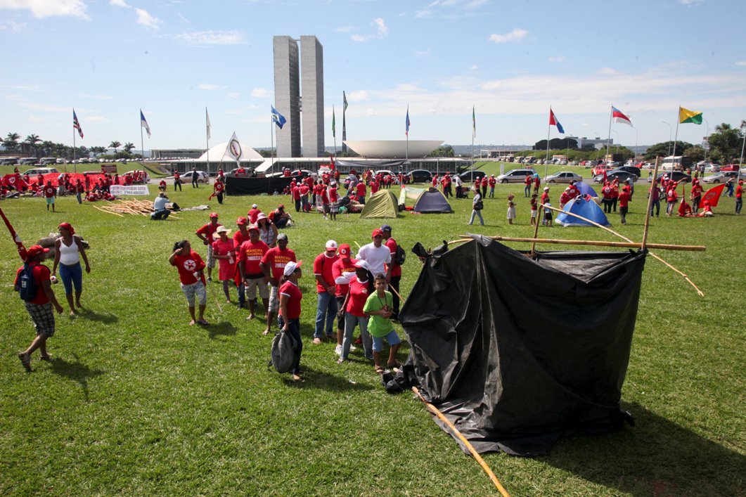 Integrantes da Frente Nacional de Luta (FNL) e lideranças indígenas amanhecera acampados no gramado do Congresso Nacional, na área central de Brasília, em protesto por reforma agrária e demarcação de terras indígenas e quilombolas; segundo a Polícia Militar, havia quase 2 mil militantes no local pouco antes das 7h; alguns manifestantes seguravam faixas com críticas ao governo; mas a categoria ressalta que não tem filiações políticas (Foto: Leonardo Lucena) Integrantes da Frente Nacional de Luta (FNL) e lideranças indígenas amanhecera acampados no gramado do Congresso Nacional, na área central de Brasília, em protesto por reforma agrária e demarcação de terras indígenas e quilombolas; segundo a Polícia Militar, havia quase 2 mil militantes no local pouco antes das 7h; alguns manifestantes seguravam faixas com críticas ao governo; mas a categoria ressalta que não tem filiações políticas