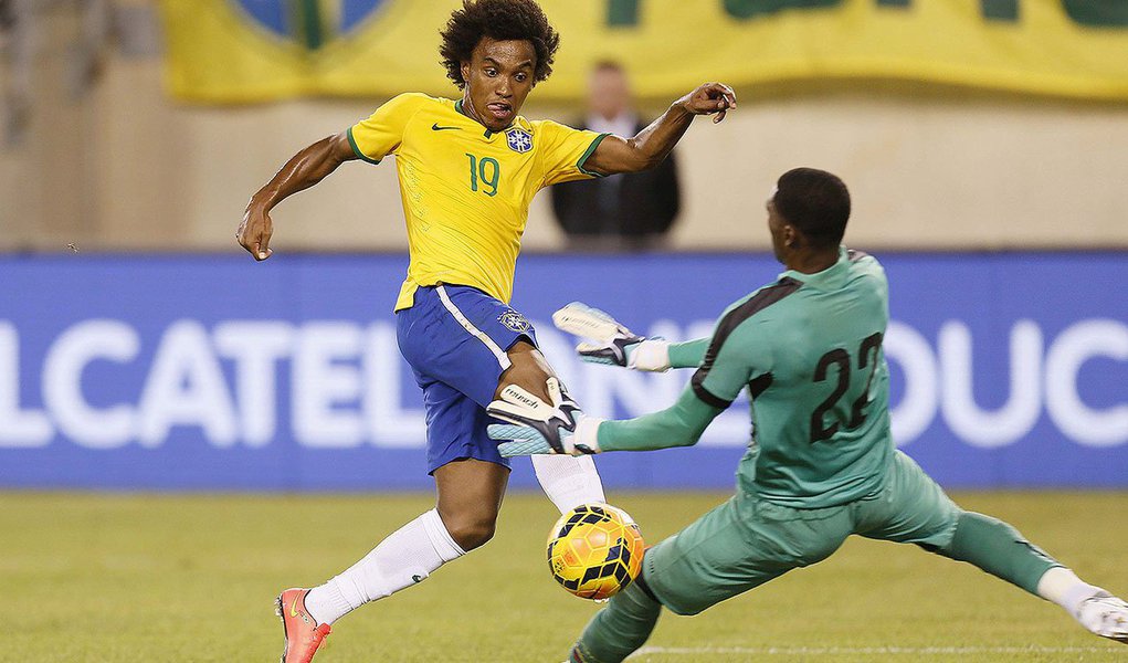 Willian marcou o único gol do amistoso realizado em Nova Jersey, nos Estados Unidos, após jogada ensaiada com Oscar e Neymar; os próximos dois compromissos da Selação sob o comando de Dunga serão em outubro: no dia 11, enfrenta a Argentina, em Pequim, no Superclássico das Américas e no dia 14, encara o Japão, em Cingapura (Foto: Roberta Namour) Willian marcou o único gol do amistoso realizado em Nova Jersey, nos Estados Unidos, após jogada ensaiada com Oscar e Neymar; os próximos dois compromissos da Selação sob o comando de Dunga serão em outubro: no dia 11, enfrenta a Argentina, em Pequim, no Superclássico das Américas e no dia 14, encara o Japão, em Cingapura