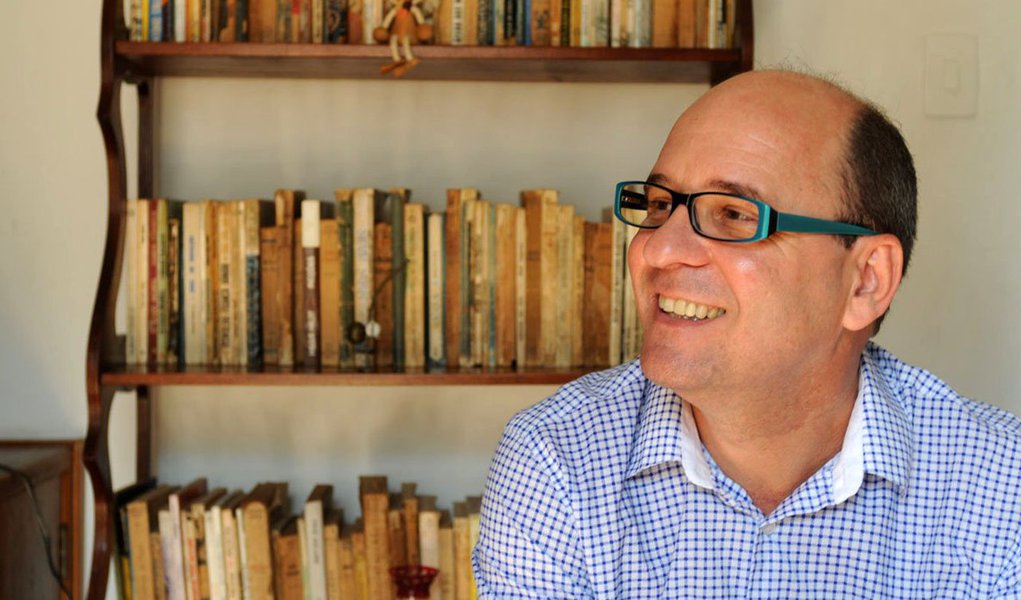 'Fui operário e fruto de uma família operária. Decidi escrever sobre isso. Representar esse universo na literatura é uma decisão política', afirma o escritor brasileiro Luiz Ruffato; leia a íntegra da entrevista (Foto: Gisele Federicce) 'Fui operário e fruto de uma família operária. Decidi escrever sobre isso. Representar esse universo na literatura é uma decisão política', afirma o escritor brasileiro Luiz Ruffato; leia a íntegra da entrevista