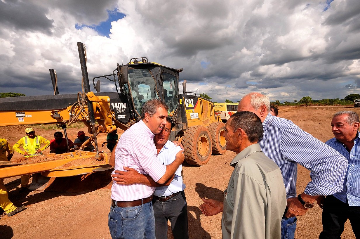 Vice-governador, que está no comando do Estado até dia 24, realizou um giro pela região Nordeste na terça-feira; José Eliton vistoriou obras de pavimentação de rodovias em Colinas do Sul e Divinópolis de Goiás e ainda entregou a nova unidade do Colégio Tecnológico (Cotec) da cidade de Posse (Foto: José Barbacena) Vice-governador, que está no comando do Estado até dia 24, realizou um giro pela região Nordeste na terça-feira; José Eliton vistoriou obras de pavimentação de rodovias em Colinas do Sul e Divinópolis de Goiás e ainda entregou a nova unidade do Colégio Tecnológico (Cotec) da cidade de Posse