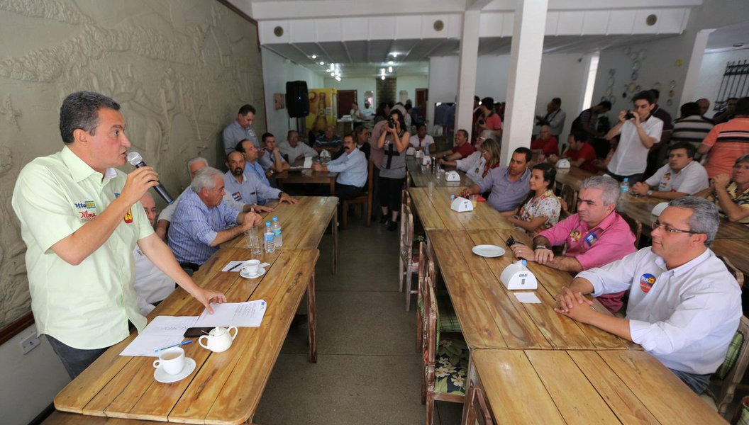 Candidato do PT ao governo do Estado garantiu que a ponte Salvador-Itaparica, projeto muito contestado pela oposição e visto até como 'faraônico', sairá do papel; "A oposição achava impossível colocar o metrô de Salvador para rodar ou fazer a Via Expressa, nós fomos lá e fizemos. Essa visão pequena de governar é parte do passado. Meu lema é: não sabendo que era impossível, fui lá e fiz. Com dedicação, estudo e projeto, a gente vai longe" (Foto: Romulo Faro) Candidato do PT ao governo do Estado garantiu que a ponte Salvador-Itaparica, projeto muito contestado pela oposição e visto até como 'faraônico', sairá do papel; "A oposição achava impossível colocar o metrô de Salvador para rodar ou fazer a Via Expressa, nós fomos lá e fizemos. Essa visão pequena de governar é parte do passado. Meu lema é: não sabendo que era impossível, fui lá e fiz. Com dedicação, estudo e projeto, a gente vai longe"