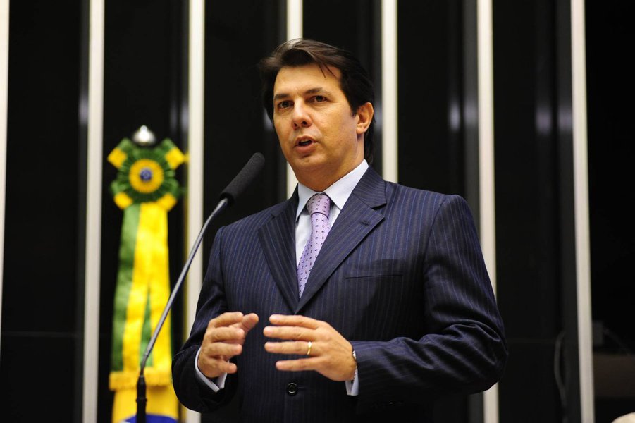 O deputado federal Arthur Maia ouviu um apelo de seu partido, o Solidariedade (SD), para se candidatar a prefeito de Salvador em 2016; o Solidariedade integra hoje a base do prefeito ACM Neto e apoiou a candidatura de Paulo Souto ao governo do Estado em 2014, mas sua participação no governo municipal é considerada pontual; caso aceite ser candidato, Arthur Maia será o primeiro candidato do grupo de ACM a disputar com ele (Foto: Romulo Faro) O deputado federal Arthur Maia ouviu um apelo de seu partido, o Solidariedade (SD), para se candidatar a prefeito de Salvador em 2016; o Solidariedade integra hoje a base do prefeito ACM Neto e apoiou a candidatura de Paulo Souto ao governo do Estado em 2014, mas sua participação no governo municipal é considerada pontual; caso aceite ser candidato, Arthur Maia será o primeiro candidato do grupo de ACM a disputar com ele