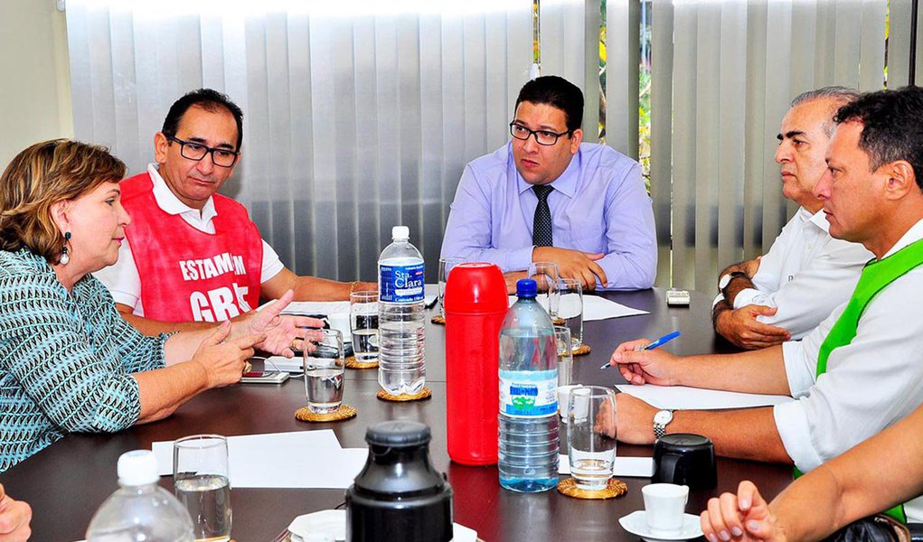Secretário de Administração Geferson Oliveira recebeu nesta segunda-feira, 30, representantes dos sindicatos dos servidores da Saúde (Sintras, Simed, Seet e Sindifato); ficou definido que, levando em conta as condições financeiras e orçamentárias do Estado, uma nova proposta será apresentada à categoria nesta terça-feira, 31; negociações com os representantes dos servidores da Saúde beneficiam cerca de 6 mil servidores e terão um impacto de R$ 66 milhões, conforme permite a capacidade financeira do Estado; "O Governo do Estado não discute se é justa a pauta de reivindicações, mas a incapacidade financeira. Este Governo não age irresponsavelmente", disse Oliveira; paralisação dos servidores da Saúde nesta segunda atinge 12 hospitais de nove cidades (Foto: Aquiles Lins) Secretário de Administração Geferson Oliveira recebeu nesta segunda-feira, 30, representantes dos sindicatos dos servidores da Saúde (Sintras, Simed, Seet e Sindifato); ficou definido que, levando em conta as condições financeiras e orçamentárias do Estado, uma nova proposta será apresentada à categoria nesta terça-feira, 31; negociações com os representantes dos servidores da Saúde beneficiam cerca de 6 mil servidores e terão um impacto de R$ 66 milhões, conforme permite a capacidade financeira do Estado; "O Governo do Estado não discute se é justa a pauta de reivindicações, mas a incapacidade financeira. Este Governo não age irresponsavelmente", disse Oliveira; paralisação dos servidores da Saúde nesta segunda atinge 12 hospitais de nove cidades