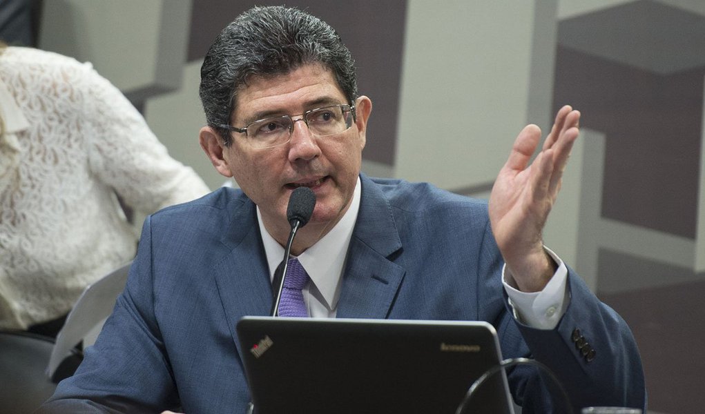 "A presidente Dilma tem feito um trabalho incansável para explicar as ações do governo", defendeu o ministro da Fazenda, durante audiência na Comissão de Assuntos Econômicos (CAE) do Senado; Joaquim Levy afirmou que a dívida pública do país é "relativamente alta" e que o objetivo do governo é levar as despesas aos níveis vistos em 2013; segundo ele, a recuperação da economia vai depender "de grande parte" da ajuda de Estados e Municípios e a segurança tributária é importante para retomar investimentos; Bolsa sobe com discurso de Levy (Foto: Paulo Emílio) "A presidente Dilma tem feito um trabalho incansável para explicar as ações do governo", defendeu o ministro da Fazenda, durante audiência na Comissão de Assuntos Econômicos (CAE) do Senado; Joaquim Levy afirmou que a dívida pública do país é "relativamente alta" e que o objetivo do governo é levar as despesas aos níveis vistos em 2013; segundo ele, a recuperação da economia vai depender "de grande parte" da ajuda de Estados e Municípios e a segurança tributária é importante para retomar investimentos; Bolsa sobe com discurso de Levy