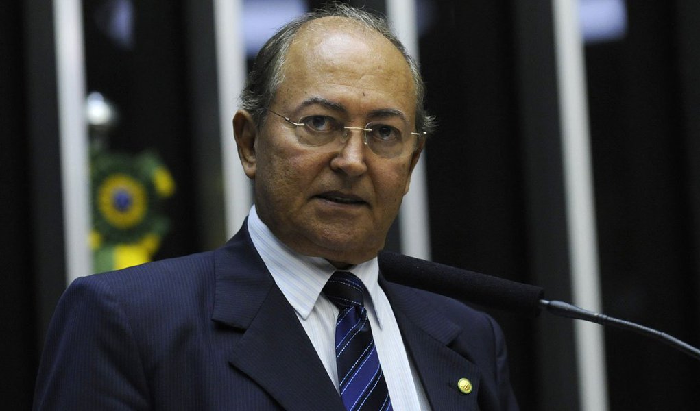 O deputado federal Lázaro Botelho (PP) pediu o seu afastamento do Conselho de Ética da Câmara Federal e da CPI da Petrobras; o afastamento é consequência da inclusão do congressista na lista da PGR enviada ao STF com o pedido de abertura de inquéritos para investigar pessoas citadas em depoimentos na Operação Lava Jato; dos membros titulares da CPI, Lázaro foi o único nome incluído na lista do procurador-geral da República, Rodrigo Janot (Foto: Leonardo Lucena) O deputado federal Lázaro Botelho (PP) pediu o seu afastamento do Conselho de Ética da Câmara Federal e da CPI da Petrobras; o afastamento é consequência da inclusão do congressista na lista da PGR enviada ao STF com o pedido de abertura de inquéritos para investigar pessoas citadas em depoimentos na Operação Lava Jato; dos membros titulares da CPI, Lázaro foi o único nome incluído na lista do procurador-geral da República, Rodrigo Janot