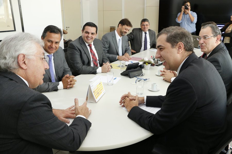 Vice-governador e secretário de Desenvolvimento esteve em audiência com o ministro chefe da Secretaria da Micro e Pequena Empresa para apresentar ações e projetos sob responsabilidade do governo de Goiás e formalizou interesse em ações conjuntas com o órgão federal; José Éliton apresentou proposta que beneficiará diretamente microempreendedores do entorno do Distrito Federal, que passariam a ter atendimento tanto pela Junta Comercial de Goiás (Juceg) quanto pela do Distrito Federal (Foto: Realle Palazzo-Martini) Vice-governador e secretário de Desenvolvimento esteve em audiência com o ministro chefe da Secretaria da Micro e Pequena Empresa para apresentar ações e projetos sob responsabilidade do governo de Goiás e formalizou interesse em ações conjuntas com o órgão federal; José Éliton apresentou proposta que beneficiará diretamente microempreendedores do entorno do Distrito Federal, que passariam a ter atendimento tanto pela Junta Comercial de Goiás (Juceg) quanto pela do Distrito Federal