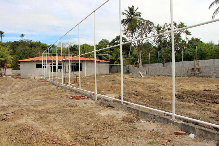 As crianças residentes em Ilha de Maré e adjacências contarão com uma nova unidade de ensino a partir de 2015, com capacidade para atender a 700 alunos por turno; iniciadas em janeiro, as obras na Escola Municipal Praia Grande englobam padrões modernos de arquitetura e acessibilidade e são promovidas pela Prefeitura do Salvador; unidade escolar terá área total de 9.450 m² e contará com 14 salas de aula, divididas em quatro blocos (Foto: Romulo Faro) As crianças residentes em Ilha de Maré e adjacências contarão com uma nova unidade de ensino a partir de 2015, com capacidade para atender a 700 alunos por turno; iniciadas em janeiro, as obras na Escola Municipal Praia Grande englobam padrões modernos de arquitetura e acessibilidade e são promovidas pela Prefeitura do Salvador; unidade escolar terá área total de 9.450 m² e contará com 14 salas de aula, divididas em quatro blocos