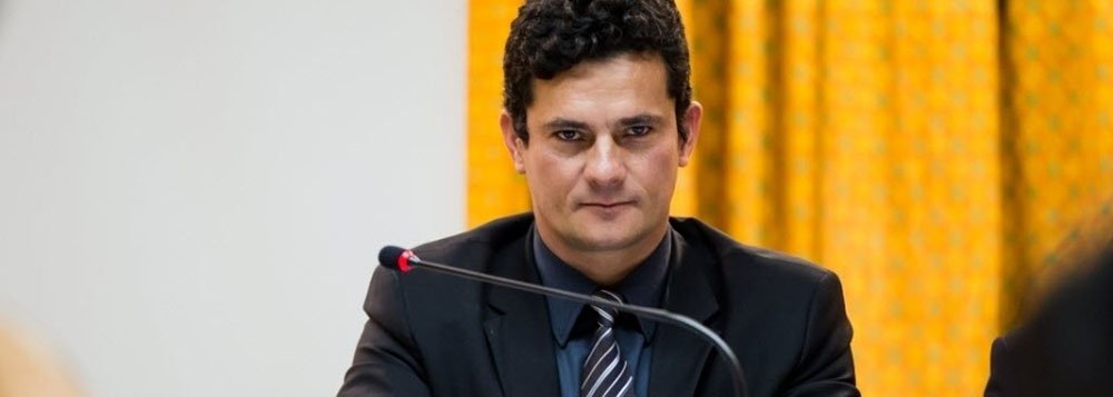 Reportagem do jornal eletrônico i9 questiona a atuação pretérita do juiz Sergio Moro, da Operação Lava Jato, ao lado do tributarista Irivaldo Joaquim de Souza, de Maringá, que assessorou o ex-prefeito tucano Jairo Gianoto; em 2006, Gianoto foi condenado por desvio de dinheiro público, formação de quadrilha, e sonegação fiscal; o advogado tributarista Irivaldo, por sua vez, só conseguiu o Habeas Corpus, depois que Moro testemunhou a seu favor (Foto: Felipe L. Goncalves) Reportagem do jornal eletrônico i9 questiona a atuação pretérita do juiz Sergio Moro, da Operação Lava Jato, ao lado do tributarista Irivaldo Joaquim de Souza, de Maringá, que assessorou o ex-prefeito tucano Jairo Gianoto; em 2006, Gianoto foi condenado por desvio de dinheiro público, formação de quadrilha, e sonegação fiscal; o advogado tributarista Irivaldo, por sua vez, só conseguiu o Habeas Corpus, depois que Moro testemunhou a seu favor