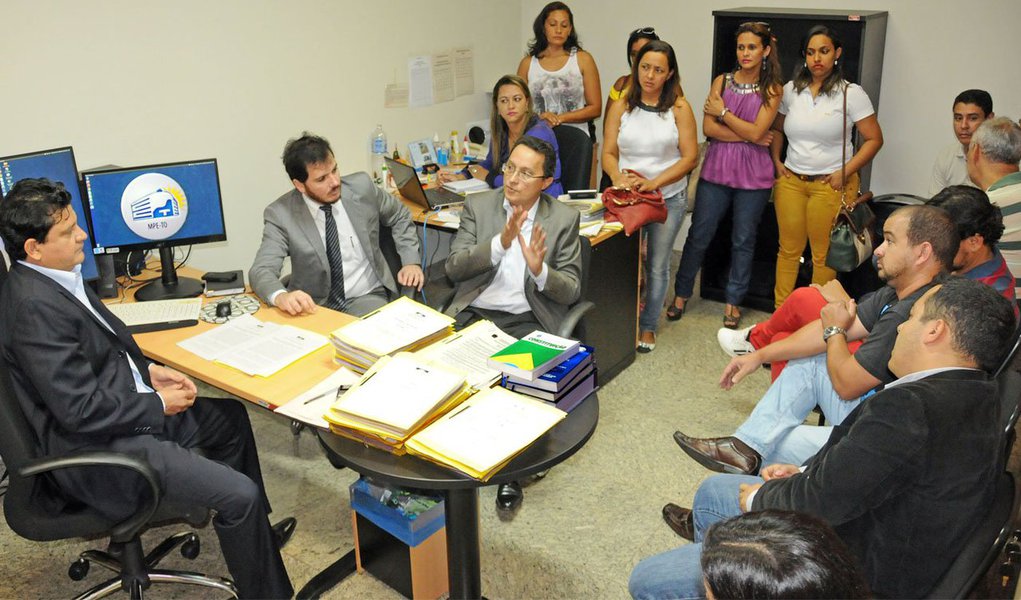 Prefeitura de Palmas firmou Termo de Ajustamento de Conduta (TAC) com Ministério Público Estadual (MPE) para realizar o pagamento de 573 professores contratados pelo município, que estavam sem receber há mais de cinco meses; do total, 350 professores continuarão prestando serviços ao Município até o final do ano letivo; pelo TAC, a Prefeitura deverá efetuar o pagamento dos profissionais até o dia 1º de dezembro em parcela única; a partir do dia 26 de novembro os professores deverão comparecer à Secretaria de Educação para assinar os contratos que serão publicados no Diário Oficial do Município (Foto: Aquiles Lins) Prefeitura de Palmas firmou Termo de Ajustamento de Conduta (TAC) com Ministério Público Estadual (MPE) para realizar o pagamento de 573 professores contratados pelo município, que estavam sem receber há mais de cinco meses; do total, 350 professores continuarão prestando serviços ao Município até o final do ano letivo; pelo TAC, a Prefeitura deverá efetuar o pagamento dos profissionais até o dia 1º de dezembro em parcela única; a partir do dia 26 de novembro os professores deverão comparecer à Secretaria de Educação para assinar os contratos que serão publicados no Diário Oficial do Município