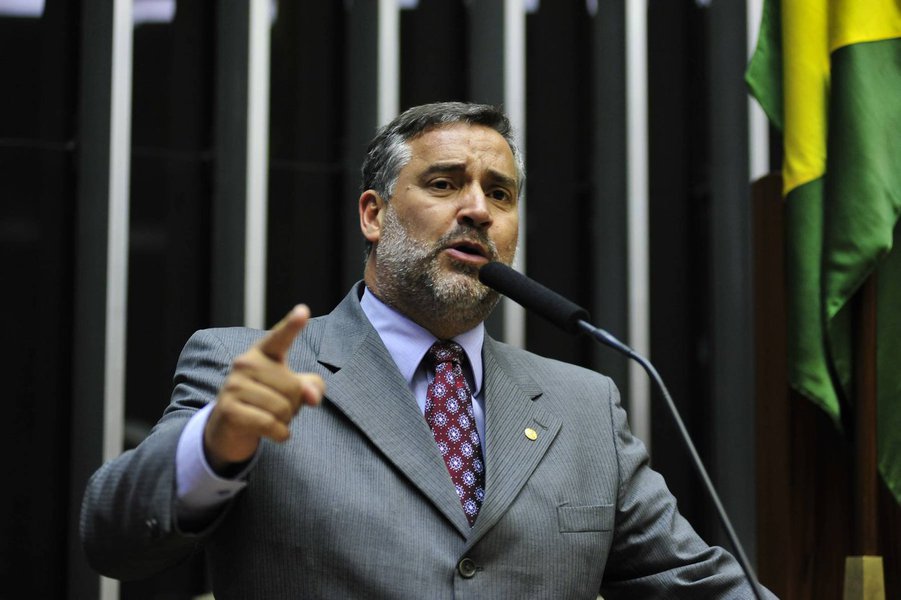 Requerimento do deputado federal Paulo Pimenta (PT-RS) para a criação da subcomissão foi aprovado nesta quarta-feira 8 pela Comissão de Fiscalização Financeira e Controle (CFFC); “Pela magnitude do esquema de sonegação, que já teve comprovado um prejuízo aos cofres públicos de R$ 6 bilhões, valor três vezes superior ao da Operação Lava-Jato, podendo alcançar R$ 19 bilhões, o ideal seria criarmos uma CPI. Como isso não é possível no momento, vamos acompanhar de perto as investigações através desta subcomissão, que tem prerrogativas fiscalizatórias”, disse o deputado (Foto: Gisele Federicce) Requerimento do deputado federal Paulo Pimenta (PT-RS) para a criação da subcomissão foi aprovado nesta quarta-feira 8 pela Comissão de Fiscalização Financeira e Controle (CFFC); “Pela magnitude do esquema de sonegação, que já teve comprovado um prejuízo aos cofres públicos de R$ 6 bilhões, valor três vezes superior ao da Operação Lava-Jato, podendo alcançar R$ 19 bilhões, o ideal seria criarmos uma CPI. Como isso não é possível no momento, vamos acompanhar de perto as investigações através desta subcomissão, que tem prerrogativas fiscalizatórias”, disse o deputado
