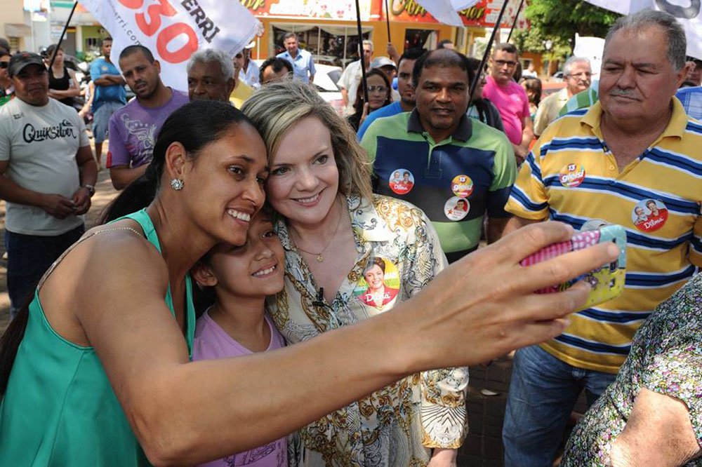 Após receber o documento constando reivindicações engenheiros, a candidata ao governo do Paraná Gleisi Hoffmann (PT) disse que vai imprimir no estado, com participação social e articulação, planejamento e organização; uma de suas propostas é o "enxugamento dos servidores comissionados e de livre provimento"; "Utilizar a tecnologia da informação como instrumento de gestão; meritocracia e resultado na relação com os servidores; e escritório de projetos, sobretudo para ajudar os municípios", afirmou (Foto: Leonardo Lucena) Após receber o documento constando reivindicações engenheiros, a candidata ao governo do Paraná Gleisi Hoffmann (PT) disse que vai imprimir no estado, com participação social e articulação, planejamento e organização; uma de suas propostas é o "enxugamento dos servidores comissionados e de livre provimento"; "Utilizar a tecnologia da informação como instrumento de gestão; meritocracia e resultado na relação com os servidores; e escritório de projetos, sobretudo para ajudar os municípios", afirmou