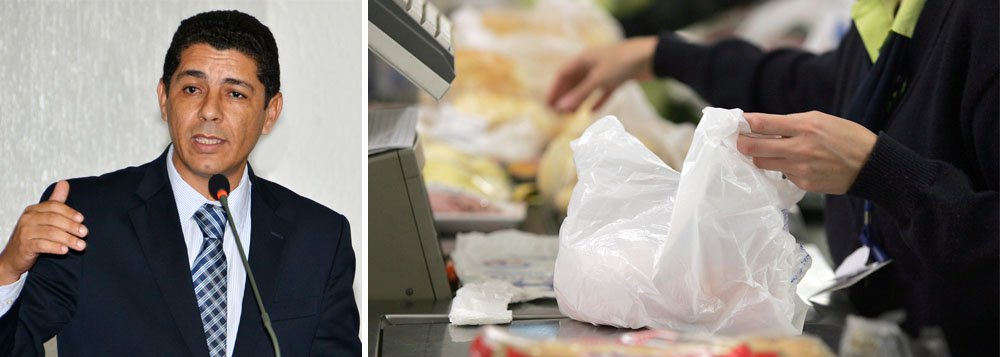 Deputado estadual Valdemar Junior (PSD) cobrou nessa quinta-feira, 9, a aplicação da lei que proíbe o uso de sacolas plásticas pelo comércio de Palmas; a lei, aprovada em novembro de 2009, é originária de um projeto de autoria de Valdemar quando vereador da Capital e obriga os estabelecimentos comerciais a substituírem sacolas plásticas por outras confeccionadas com produtos biodegradáveis, ou que sejam sacolas retornáveis; para o parlamentar, só os grandes estabelecimentos vêm cumprindo a exigência, mas, em função da falta de fiscalização da administração municipal, os demais estabelecimentos, não obedecem à legislação aprovada há seis anos (Foto: Aquiles Lins) Deputado estadual Valdemar Junior (PSD) cobrou nessa quinta-feira, 9, a aplicação da lei que proíbe o uso de sacolas plásticas pelo comércio de Palmas; a lei, aprovada em novembro de 2009, é originária de um projeto de autoria de Valdemar quando vereador da Capital e obriga os estabelecimentos comerciais a substituírem sacolas plásticas por outras confeccionadas com produtos biodegradáveis, ou que sejam sacolas retornáveis; para o parlamentar, só os grandes estabelecimentos vêm cumprindo a exigência, mas, em função da falta de fiscalização da administração municipal, os demais estabelecimentos, não obedecem à legislação aprovada há seis anos