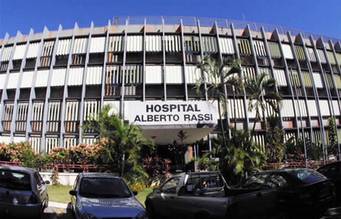 Homem de 73 anos vítima de um tumor maligno foi submetido anteriormente à quimioterapias e radioterapias, além de ter removido 1/3 da mandíbula; paciente foi inserido no Programa de Tratamento de Deformidades Faciais (Proface); de acordo com o cirurgião-dentista Fernando Almas, o tipo de prótese que será implantada em Danúbio permite um procedimento mais rápido; “Esse material tem um custo bem mais baixo que os demais, é biocompatível e bioinerte, além de não desgastar áreas receptoras", diz o médico (Foto: José Barbacena) Homem de 73 anos vítima de um tumor maligno foi submetido anteriormente à quimioterapias e radioterapias, além de ter removido 1/3 da mandíbula; paciente foi inserido no Programa de Tratamento de Deformidades Faciais (Proface); de acordo com o cirurgião-dentista Fernando Almas, o tipo de prótese que será implantada em Danúbio permite um procedimento mais rápido; “Esse material tem um custo bem mais baixo que os demais, é biocompatível e bioinerte, além de não desgastar áreas receptoras", diz o médico