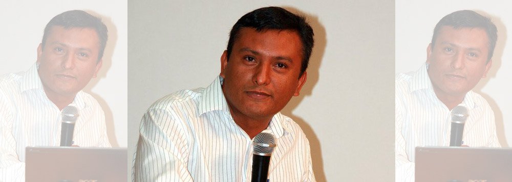 Presidente do PSOL de São Luís, Franklin Douglas criticou a proposta de impeachment por parte de oposicionistas a governo Dilma para tirar a presidente do seu cargo; de acordo com ele, nos protestos de junho de 213 "falsas lideranças" proclamavam o apartidarismo, mas agora "anunciam uma volta às ruas sob a bandeira (tucana) do impeachment"; "Para colocar quem no Planalto? Os líderes desse PMDB?", questionou; "Ir às ruas sem reivindicar a reforma política e o fim do financiamento empresarial é tão somente tirar proveito partidário da situação política estarrecedora à qual o governo do PT-PMDB levou o País" (Foto: Leonardo Lucena) Presidente do PSOL de São Luís, Franklin Douglas criticou a proposta de impeachment por parte de oposicionistas a governo Dilma para tirar a presidente do seu cargo; de acordo com ele, nos protestos de junho de 213 "falsas lideranças" proclamavam o apartidarismo, mas agora "anunciam uma volta às ruas sob a bandeira (tucana) do impeachment"; "Para colocar quem no Planalto? Os líderes desse PMDB?", questionou; "Ir às ruas sem reivindicar a reforma política e o fim do financiamento empresarial é tão somente tirar proveito partidário da situação política estarrecedora à qual o governo do PT-PMDB levou o País"