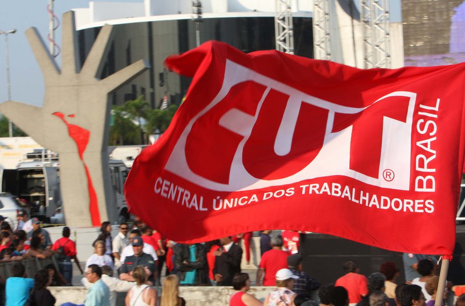 Sua aprovação representará o fim de qualquer possibilidade de construirmos um país desenvolvido, com valorização do trabalho, distribuição de renda e cidadania (Foto: Jacy Afonso) Sua aprovação representará o fim de qualquer possibilidade de construirmos um país desenvolvido, com valorização do trabalho, distribuição de renda e cidadania