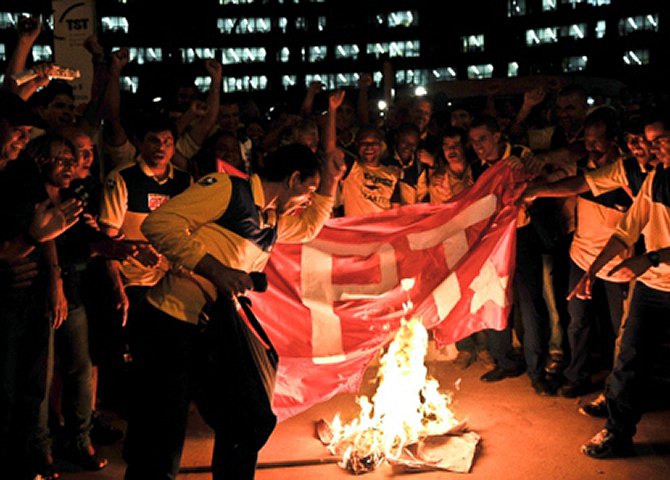 De que se alimenta a extrema direita? Do ódio, da violência, do preconceito, da criminalização da política, da infiltração e do aparelhamento do estado, do divisionismo, da disseminação terrorista da calúnia, do boato e da desinformação (Foto: Mauro Santayanna) De que se alimenta a extrema direita? Do ódio, da violência, do preconceito, da criminalização da política, da infiltração e do aparelhamento do estado, do divisionismo, da disseminação terrorista da calúnia, do boato e da desinformação