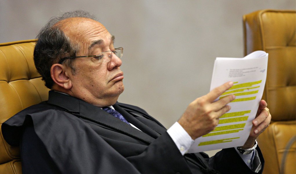 Mesmo após o Ministério Público Eleitoral questionar a relatoria de Gilmar Mendes no processo de contas da campanha de Dilma Rousseff, o ministro despachou pela primeira vez no caso nesta segunda (17); justificando a ''exiguidade'' dos prazos para analisar a prestação de contas, ele solicitou à unidade técnica do TSE informações sobre as contas de Dilma e do comitê financeiro presidencial do PT; para o MPE, processo teria que ser distribuído para outro ministro da mesma classe (a dos advogados) de Henrique Neves, que estava responsável pelas contas, e não para a de Mendes (ministros do STF) (Foto: Valter Lima) Mesmo após o Ministério Público Eleitoral questionar a relatoria de Gilmar Mendes no processo de contas da campanha de Dilma Rousseff, o ministro despachou pela primeira vez no caso nesta segunda (17); justificando a ''exiguidade'' dos prazos para analisar a prestação de contas, ele solicitou à unidade técnica do TSE informações sobre as contas de Dilma e do comitê financeiro presidencial do PT; para o MPE, processo teria que ser distribuído para outro ministro da mesma classe (a dos advogados) de Henrique Neves, que estava responsável pelas contas, e não para a de Mendes (ministros do STF)