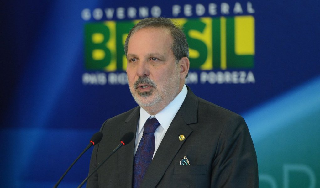 O ministro do Desenvolvimento, Indústria e Comércio Exterior, Armando Monteiro, se reuniu hoje (26) com integrantes da Associação Nacional dos Fabricantes de Veículos Automotores (Anfavea); Monteiro disse que as exportações são foco para que o setor tenha espaço para crescer; “O setor considera que as exportações representaram um canal muito importante para manter o nível de atividade nos próximos anos”, disse (Foto: Paulo Emílio) O ministro do Desenvolvimento, Indústria e Comércio Exterior, Armando Monteiro, se reuniu hoje (26) com integrantes da Associação Nacional dos Fabricantes de Veículos Automotores (Anfavea); Monteiro disse que as exportações são foco para que o setor tenha espaço para crescer; “O setor considera que as exportações representaram um canal muito importante para manter o nível de atividade nos próximos anos”, disse