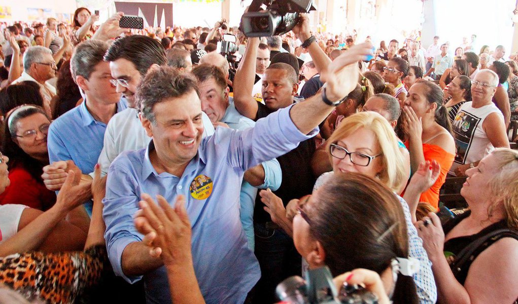 O presidenciável Aécio Neves (PSDB) também disse que pretende criar clínicas de especialidades para agilizar o atendimento aos usuários do sistema público; "Nessas clínicas, o cidadão encaminhado, por exemplo, pelo Programa de Saúde da Família ou pelo atendimento primário, vai ser atendido por um especialista, vai fazer no mesmo espaço físico os exames necessários, e já vai sair dali com os medicamentos necessários" disse o parlamentar, em Ribeirão Preto (SP); o tucano prometeu, ainda, reajustar a tabela do SUS (Foto: Leonardo Lucena) O presidenciável Aécio Neves (PSDB) também disse que pretende criar clínicas de especialidades para agilizar o atendimento aos usuários do sistema público; "Nessas clínicas, o cidadão encaminhado, por exemplo, pelo Programa de Saúde da Família ou pelo atendimento primário, vai ser atendido por um especialista, vai fazer no mesmo espaço físico os exames necessários, e já vai sair dali com os medicamentos necessários" disse o parlamentar, em Ribeirão Preto (SP); o tucano prometeu, ainda, reajustar a tabela do SUS