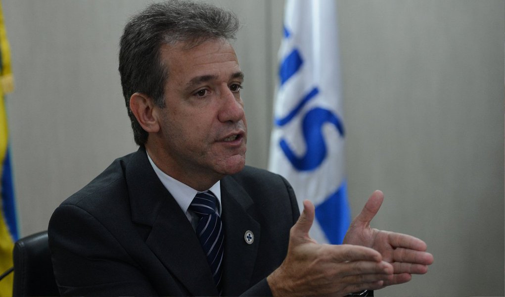 O ministro da Saúde, Arthur Chioro, afirmou nesta segunda (13) que os contratos de publicidade do ministério investigados na operação Lava Jato foram de fato cumpridos, e que eventuais desvios ocorreram em repasses entre entes privados; ele disse que todos os serviços contratados foram prestados de forma adequada; segundo o ministro da Saúde, não há registros de pagamentos feitos pelo ministério às companhias de André e Leon Vargas; Chioro negou que a pasta tenha omitido um encontro de seu antecessor, Alexandre Padilha, com André Vargas e o doleiro Alberto Yousseff para tratar da contratação do Labogen (Foto: Valter Lima) O ministro da Saúde, Arthur Chioro, afirmou nesta segunda (13) que os contratos de publicidade do ministério investigados na operação Lava Jato foram de fato cumpridos, e que eventuais desvios ocorreram em repasses entre entes privados; ele disse que todos os serviços contratados foram prestados de forma adequada; segundo o ministro da Saúde, não há registros de pagamentos feitos pelo ministério às companhias de André e Leon Vargas; Chioro negou que a pasta tenha omitido um encontro de seu antecessor, Alexandre Padilha, com André Vargas e o doleiro Alberto Yousseff para tratar da contratação do Labogen