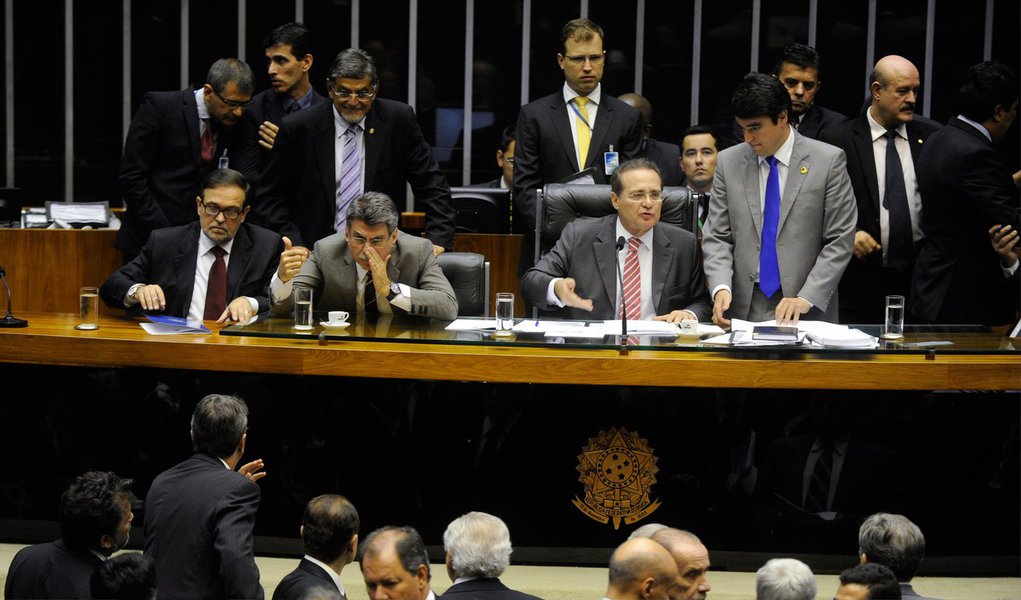 Renan informou que conversará com o presidente da Câmara dos Deputados, Henrique Eduardo Alves, para que nova sessão conjunta do Congresso seja marcada para apreciação do projeto; parlamentares estão desde as 15h30 discutindo 38 vetos presidenciais, que devem ser votados até o final do dia (Foto: Gisele Federicce) Renan informou que conversará com o presidente da Câmara dos Deputados, Henrique Eduardo Alves, para que nova sessão conjunta do Congresso seja marcada para apreciação do projeto; parlamentares estão desde as 15h30 discutindo 38 vetos presidenciais, que devem ser votados até o final do dia