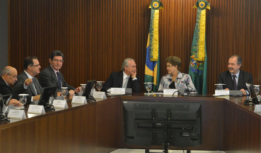 Vice-presidente foi quem avisou Dilma Rousseff nesta terça-feira 7 da recusa do ministro Eliseu Padilha em assumir a pasta das Relações Institucionais; a presidente decidiu então transferir para Michel Temer a função de coordenar os assuntos políticos e a relação do Executivo com o Legislativo e o Judiciário; presidente já fez o anúncio aos líderes da base aliada, que estavam reunidos no Palácio do Planalto (Foto: Aline Lima) www.brasil247.com - Vice-presidente foi quem avisou Dilma Rousseff nesta terça-feira 7 da recusa do ministro Eliseu Padilha em assumir a pasta das Relações Institucionais; a presidente decidiu então transferir para Michel Temer a função de coordenar os assuntos políticos e a relação do Executivo com o Legislativo e o Judiciário; presidente já fez o anúncio aos líderes da base aliada, que estavam reunidos no Palácio do Planalto