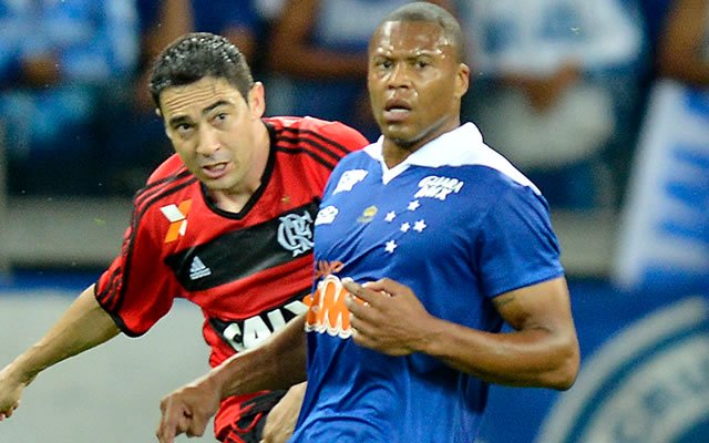 Reserva com o técnico Marcelo Oliveira, um possível interessado em Júlio seria o São Paulo, que procura substituto para Kaká. O Tricolor Paulista negociava com o argentino Conca, do Fluminense, mas as conversas não avançaram e novo nome será procurado (Foto: Luis Mauro Queiroz) Reserva com o técnico Marcelo Oliveira, um possível interessado em Júlio seria o São Paulo, que procura substituto para Kaká. O Tricolor Paulista negociava com o argentino Conca, do Fluminense, mas as conversas não avançaram e novo nome será procurado