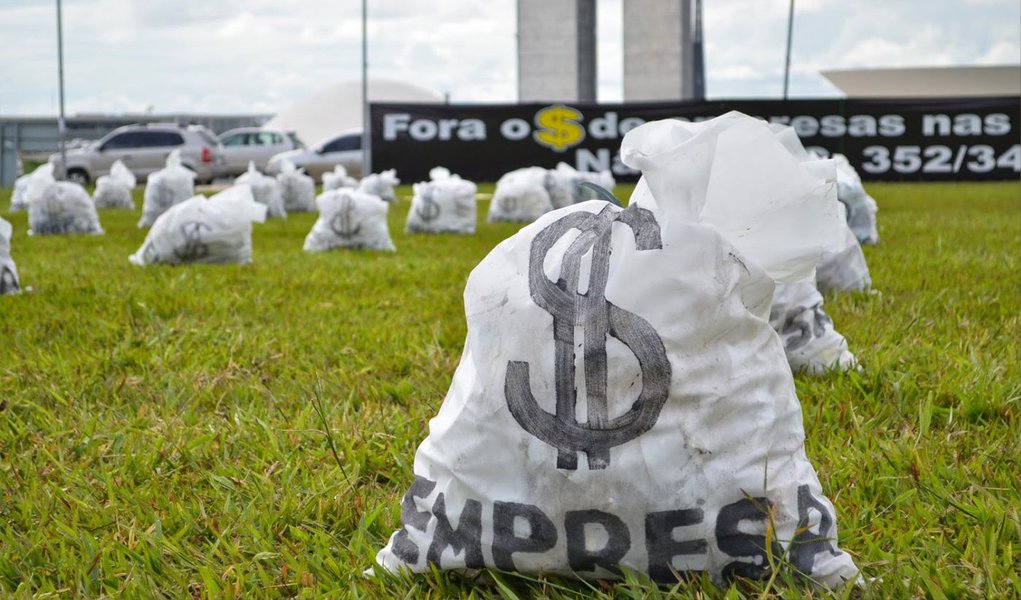 Crescente preocupação com o assunto não é exclusividade do Brasil, aponta reportagem da BBC; um monitoramento internacional sobre financiamentos de campanha em 180 países, realizado há quinze anos pelo Instituto Internacional pela Democracia e Assistência Eleitoral (Idea, na sigla em inglês), indica uma tendência mundial de aumento - ainda que lento - da restrição a doações empresariais (Foto: Gisele Federicce) Crescente preocupação com o assunto não é exclusividade do Brasil, aponta reportagem da BBC; um monitoramento internacional sobre financiamentos de campanha em 180 países, realizado há quinze anos pelo Instituto Internacional pela Democracia e Assistência Eleitoral (Idea, na sigla em inglês), indica uma tendência mundial de aumento - ainda que lento - da restrição a doações empresariais