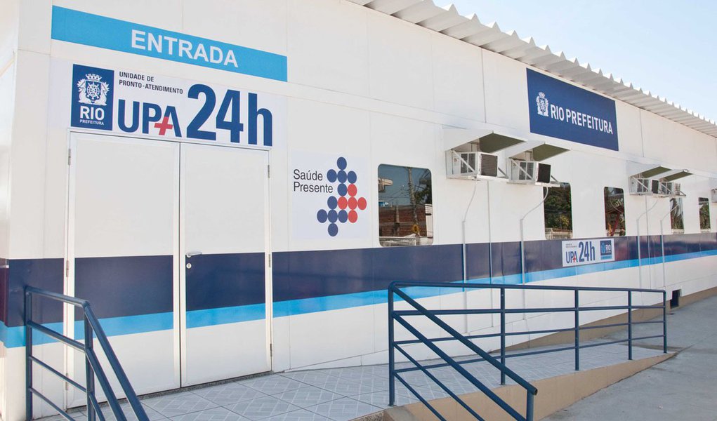 O MP-RJ revelou que o Executivo municipal paga por médicos fantasmas em pelo menos duas UPAs administradas pelo Instituto de Atenção Básica e Avançada à Saúde (Iabas), uma na Vila Kennedy e outra na Cidade de Deus, Zona Oeste; segundo as investigações, em junho, dado mais recente disponível, o município pagou por 173 médicos que sequer estavam contratados pelo Iabas; o ministério apontou, ainda, que cada UPA deveria ter 215 médicos; no entanto, uma planilha fornecida pelo Iabas atesta que na Vila Kennedy, havia 133 médicos contratados e, na Cidade de Deus, 124; o MP ingressou na Justiça com uma ação civil pública (Foto: Leonardo Lucena) O MP-RJ revelou que o Executivo municipal paga por médicos fantasmas em pelo menos duas UPAs administradas pelo Instituto de Atenção Básica e Avançada à Saúde (Iabas), uma na Vila Kennedy e outra na Cidade de Deus, Zona Oeste; segundo as investigações, em junho, dado mais recente disponível, o município pagou por 173 médicos que sequer estavam contratados pelo Iabas; o ministério apontou, ainda, que cada UPA deveria ter 215 médicos; no entanto, uma planilha fornecida pelo Iabas atesta que na Vila Kennedy, havia 133 médicos contratados e, na Cidade de Deus, 124; o MP ingressou na Justiça com uma ação civil pública