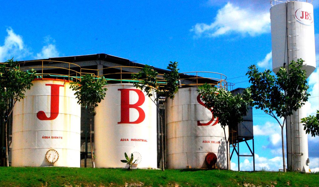 A JBS foi reconhecida como a companhia do setor de alimentos que mais avançou no último ano nas ações para evitar o desmatamento em sua cadeia de fornecimento; informação consta no relatório "Cadeias de fornecimento sem desmatamento: Do compromisso até ação”, elaborado pelo CDP, entidade não governamental internacional que apoia o desenvolvimento de economias sustentáveis; relatório analisa anualmente os resultados de 152 companhias do mundo inteiro que continuam avançando em seus compromissos e ações para aumentar a transparência e responsabilidade em questões de desmatamento (Foto: Valter Lima) A JBS foi reconhecida como a companhia do setor de alimentos que mais avançou no último ano nas ações para evitar o desmatamento em sua cadeia de fornecimento; informação consta no relatório "Cadeias de fornecimento sem desmatamento: Do compromisso até ação”, elaborado pelo CDP, entidade não governamental internacional que apoia o desenvolvimento de economias sustentáveis; relatório analisa anualmente os resultados de 152 companhias do mundo inteiro que continuam avançando em seus compromissos e ações para aumentar a transparência e responsabilidade em questões de desmatamento