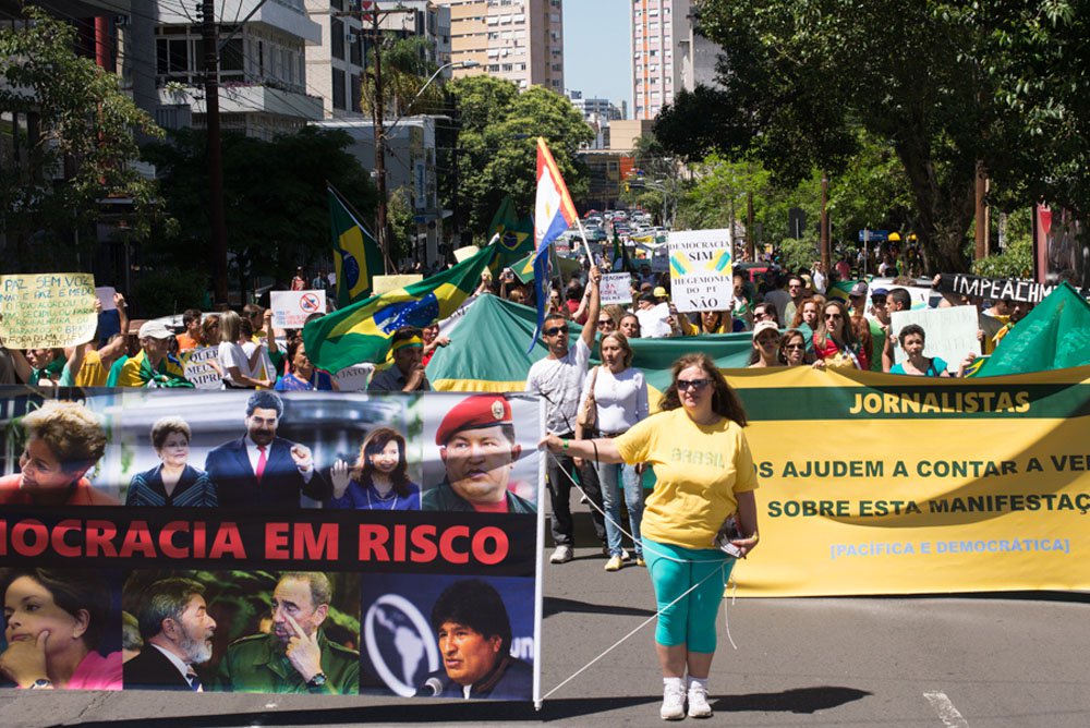Desde o dia 26 de outubro, quando as urnas sacramentaram a reeleição de Dilma, o país tem assistido a uma série de protestos que demonstram inconformidade com esse resultado, que pedem impeachment da petista; além do teor anti-petista, manifestantes criticam governos de esquerda na América do Sul; sob o argumento de que “bolivarianismo” representaria uma ameaça à democracia; para cientistas políticos, essas apelos não estão conquistando tanto apelo na sociedade; no entanto, especialistas acreditam que essas mobilizações não devem ser subestimadas e aponta que elas revelam uma inconformidade com o processo democrático e acirram – e pautam – o debate político pelo viés reacionário (Foto: Leonardo Lucena) Desde o dia 26 de outubro, quando as urnas sacramentaram a reeleição de Dilma, o país tem assistido a uma série de protestos que demonstram inconformidade com esse resultado, que pedem impeachment da petista; além do teor anti-petista, manifestantes criticam governos de esquerda na América do Sul; sob o argumento de que “bolivarianismo” representaria uma ameaça à democracia; para cientistas políticos, essas apelos não estão conquistando tanto apelo na sociedade; no entanto, especialistas acreditam que essas mobilizações não devem ser subestimadas e aponta que elas revelam uma inconformidade com o processo democrático e acirram – e pautam – o debate político pelo viés reacionário