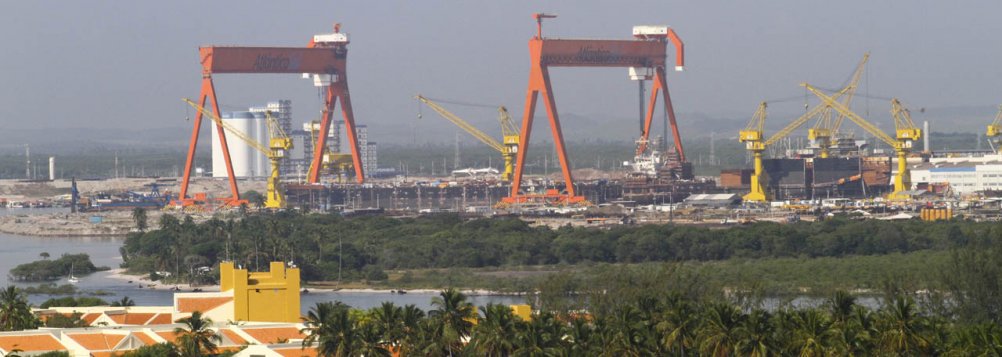 Um dos principais empreendimentos em Pernambuco, o Estaleiro Atlântico Sul (EAS), situado no Complexo de Suape, no Grande Recife, já sentiu os efeitos da Operação Lava Jato; o EAS iniciou um programa de demissões em massa, que vai dispensar 2.400 pessoas, o que reduzirá o número de funcionário de 4.900 para 2.500; medida é decorrente do rompimento do contrato entre o empreendimento e a Sete Brasil, empresa formada pela Petrobras e sócios privados; diretor operacional da Sete até 2013 Pedro Barusco confessou ter cobrado, junto com o ex-presidente da Sete João Carlos Ferraz, propina de 1% por contrato de sonda (Foto: Leonardo Lucena) Um dos principais empreendimentos em Pernambuco, o Estaleiro Atlântico Sul (EAS), situado no Complexo de Suape, no Grande Recife, já sentiu os efeitos da Operação Lava Jato; o EAS iniciou um programa de demissões em massa, que vai dispensar 2.400 pessoas, o que reduzirá o número de funcionário de 4.900 para 2.500; medida é decorrente do rompimento do contrato entre o empreendimento e a Sete Brasil, empresa formada pela Petrobras e sócios privados; diretor operacional da Sete até 2013 Pedro Barusco confessou ter cobrado, junto com o ex-presidente da Sete João Carlos Ferraz, propina de 1% por contrato de sonda