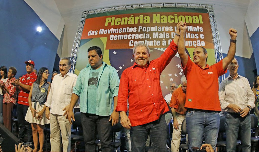 Ex-presidente Lula fez nesta terça (31) um longo discurso em defesa do governo Dilma durante a Plenária Nacional das centrais sindicais e dos movimentos sociais em SP; ele comparou situação atual com o início do seu segundo mandato em 2007; "As manchetes falavam dos cortes que fiz no orçamento, depois de que eu tinha tido queda de popularidade. Em janeiro de 2007 teve a seguinte manchete: 'Fim do governo Lula'. As manchetes de hoje contra Dilma são mais duras, violentas e mais virulentas do que contra mim. Mas só estamos começando o segundo mandato de Dilma e temos muito a fazer. Então acreditem que Dilma pode terminar melhor do que eu terminei o segundo mandato", afirmou (Foto: Valter Lima) Ex-presidente Lula fez nesta terça (31) um longo discurso em defesa do governo Dilma durante a Plenária Nacional das centrais sindicais e dos movimentos sociais em SP; ele comparou situação atual com o início do seu segundo mandato em 2007; "As manchetes falavam dos cortes que fiz no orçamento, depois de que eu tinha tido queda de popularidade. Em janeiro de 2007 teve a seguinte manchete: 'Fim do governo Lula'. As manchetes de hoje contra Dilma são mais duras, violentas e mais virulentas do que contra mim. Mas só estamos começando o segundo mandato de Dilma e temos muito a fazer. Então acreditem que Dilma pode terminar melhor do que eu terminei o segundo mandato", afirmou