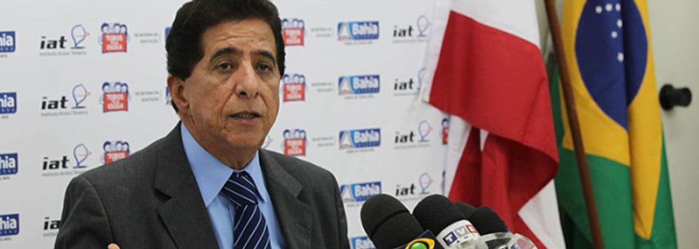 Afirmativa é do secretário de Educação da Bahia, Osvaldo Barreto; ele avalia que o aumento do piso salarial dos professores pode ser prejudicial às finanças do Estado; "A Secretaria de Administração já esta calculando o impacto nas contas do governo e claro que as prefeituras vão ter dificuldade. O aumento é preocupante porque precisamos garantir de onde vem esse recurso"; ele, contudo, reconhece necessidade de valorizar os docentes, mas reitera preocupação; "Todos os professores precisam ser valorizados, mas o piso traz problemas pra quem não tem o orçamento" (Foto: Romulo Faro) Afirmativa é do secretário de Educação da Bahia, Osvaldo Barreto; ele avalia que o aumento do piso salarial dos professores pode ser prejudicial às finanças do Estado; "A Secretaria de Administração já esta calculando o impacto nas contas do governo e claro que as prefeituras vão ter dificuldade. O aumento é preocupante porque precisamos garantir de onde vem esse recurso"; ele, contudo, reconhece necessidade de valorizar os docentes, mas reitera preocupação; "Todos os professores precisam ser valorizados, mas o piso traz problemas pra quem não tem o orçamento"