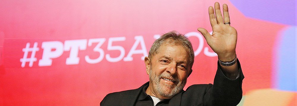 No aniversário de 35 anos do partido, ex-presidente Lula avisou a mais de um chefe do PT: é candidato a presidente em 2018; estratégia está pronta; "Ele ficará uma temporada nos diferentes Estados", adiantou o governador Wellington Dias (PI); o primeiro mote político foi dado pelo governador Jorge Vianna (AC): "O país atolado numa crise é terreno fértil para 'salvadores da pátria'", disse; em discurso, Lula pediu "humildade e coragem" aos militantes; ele quer reerguer o PT (Foto: Marco Damiani) No aniversário de 35 anos do partido, ex-presidente Lula avisou a mais de um chefe do PT: é candidato a presidente em 2018; estratégia está pronta; "Ele ficará uma temporada nos diferentes Estados", adiantou o governador Wellington Dias (PI); o primeiro mote político foi dado pelo governador Jorge Vianna (AC): "O país atolado numa crise é terreno fértil para 'salvadores da pátria'", disse; em discurso, Lula pediu "humildade e coragem" aos militantes; ele quer reerguer o PT