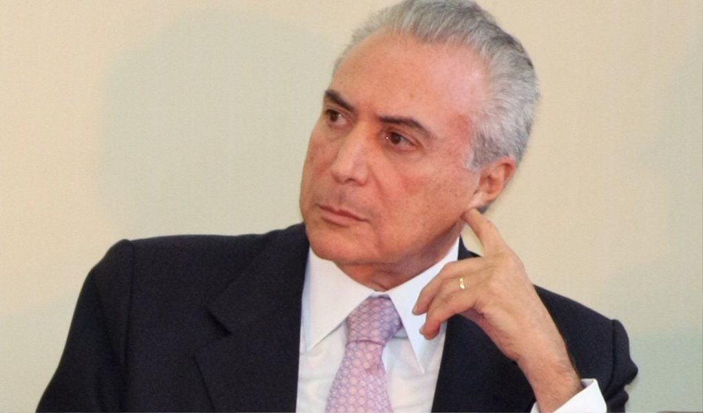 O gabinete do vice-presidente da República, Michel Temer, está investigando o site apócrifo intitulado www.micheltemerpresidente.com, que entrou no ar no último dia 15, e se mantém envolto em vários mistérios; a página "lança" Temer à Presidência da República em 2018 ou sua ascensão ao cargo, num cenário de saída da presidente Dilma Rousseff; segundo assessores da vice-presidência, o site foi criado nos Estados Unidos e alojado de uma forma que dificulta a descoberta da pessoa que o montou, motivo pelo qual ainda não se chegou a uma conclusão das investigações (Foto: Valter Lima) O gabinete do vice-presidente da República, Michel Temer, está investigando o site apócrifo intitulado www.micheltemerpresidente.com, que entrou no ar no último dia 15, e se mantém envolto em vários mistérios; a página "lança" Temer à Presidência da República em 2018 ou sua ascensão ao cargo, num cenário de saída da presidente Dilma Rousseff; segundo assessores da vice-presidência, o site foi criado nos Estados Unidos e alojado de uma forma que dificulta a descoberta da pessoa que o montou, motivo pelo qual ainda não se chegou a uma conclusão das investigações