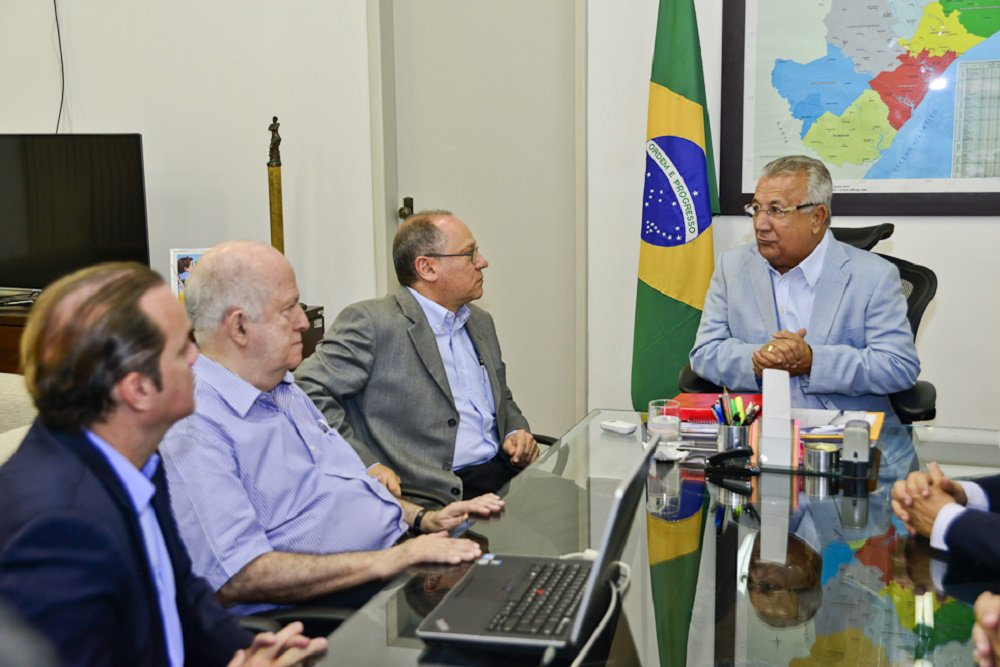 A geração de mais de 500 empregos diretos para Sergipe e abertura de mercado para fornecedores locais foram temas do encontro entre o governador Jackson Barreto e os diretores-sócios do Grupo Empresarial Ferreira Costa, Guilherme e André Ferreira Costa, nesta quarta (1º); o Grupo irá inaugurar em Aracaju o seu quinto Home Center; a loja totaliza um investimento de R$ 80 milhões e está sendo construída na avenida Tancredo Neves com11 mil metros quadrados e oferecerá ao consumidor 75 mil itens para casa e construção (Foto: Valter Lima) A geração de mais de 500 empregos diretos para Sergipe e abertura de mercado para fornecedores locais foram temas do encontro entre o governador Jackson Barreto e os diretores-sócios do Grupo Empresarial Ferreira Costa, Guilherme e André Ferreira Costa, nesta quarta (1º); o Grupo irá inaugurar em Aracaju o seu quinto Home Center; a loja totaliza um investimento de R$ 80 milhões e está sendo construída na avenida Tancredo Neves com11 mil metros quadrados e oferecerá ao consumidor 75 mil itens para casa e construção