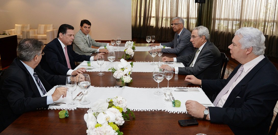 Governador Marconi Perillo recebe a visita do Embaixador de Portugal, Francisco Ribeiro Telles.
Fotos: Wagnas Cabral
Data: 01.04.2015
(Foto: José Barbacena) Governador Marconi Perillo recebe a visita do Embaixador de Portugal, Francisco Ribeiro Telles.
Fotos: Wagnas Cabral
Data: 01.04.2015