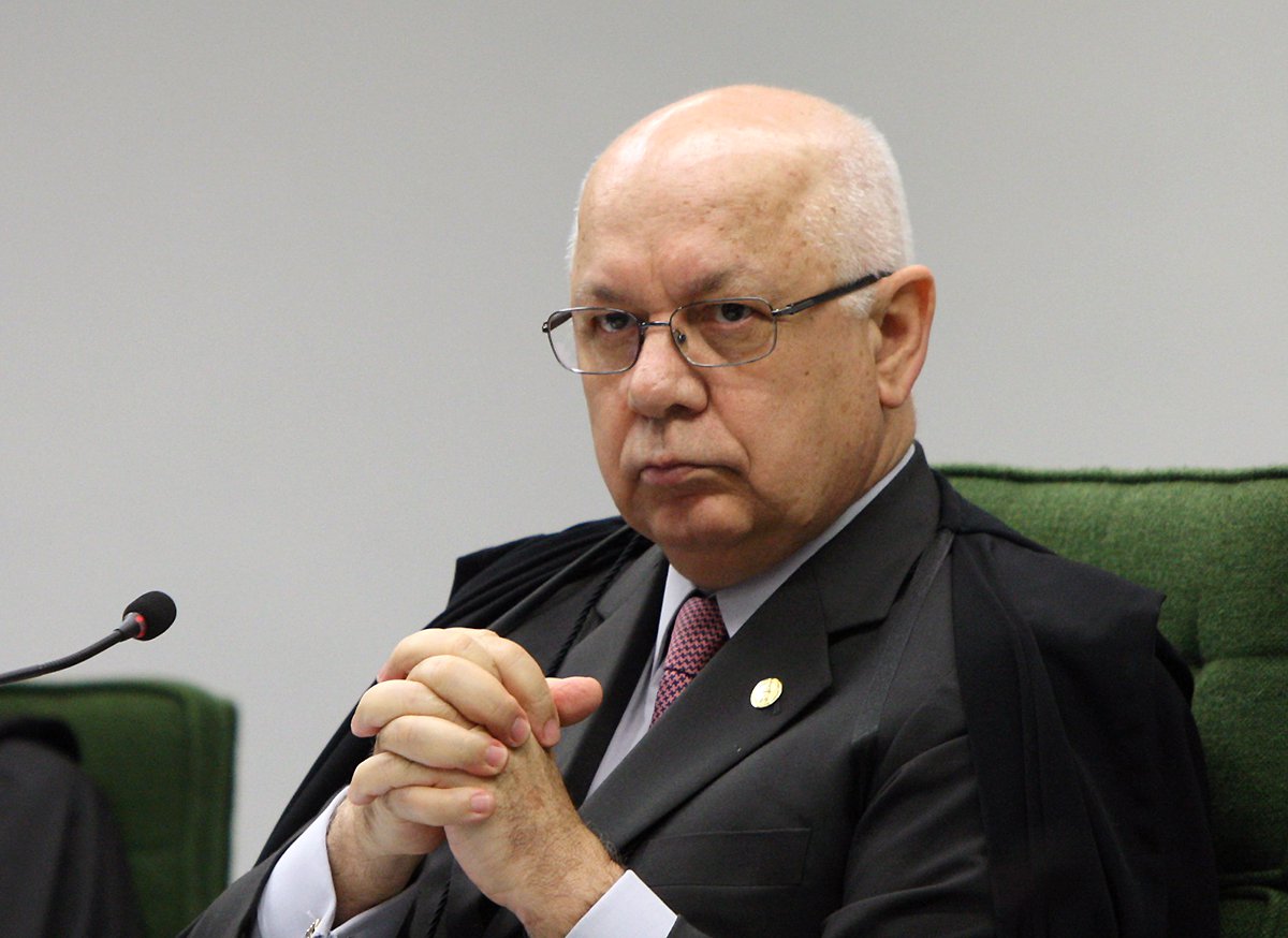 Ministro Teori Zavascki deferiu a abertura de inquérito para investigar 39 autoridades pelo crime de formação de quadrilha para a prática de corrupção e lavagem de dinheiro, relacionada ao pagamento de propinas na Petrobras; conforme decisão de Teori, 19 deputados, sete senadores e 11 ex-deputados, além de João Vaccari Neto e Fernando Baiano (apontados como operadores do esquema), serão investigados por "esquema criminoso" na estatal; ele acolheu pedido feito pelo procurador Rodrigo Janot, que argumenta que grupos de políticos ligados a pelo menos três partidos agiam em associação criminosa (Foto: Leonardo Lucena) Ministro Teori Zavascki deferiu a abertura de inquérito para investigar 39 autoridades pelo crime de formação de quadrilha para a prática de corrupção e lavagem de dinheiro, relacionada ao pagamento de propinas na Petrobras; conforme decisão de Teori, 19 deputados, sete senadores e 11 ex-deputados, além de João Vaccari Neto e Fernando Baiano (apontados como operadores do esquema), serão investigados por "esquema criminoso" na estatal; ele acolheu pedido feito pelo procurador Rodrigo Janot, que argumenta que grupos de políticos ligados a pelo menos três partidos agiam em associação criminosa