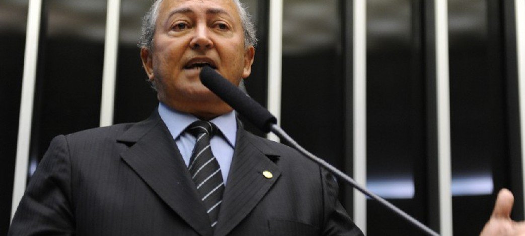 Deputado Lázaro Botelho (PP-TO), um dos integrantes da Comissão de Ética da Câmara Federal, será um dos parlamentares investigados pelo Supremo Tribunal Federal (STF); o doleiro Alberto Youssef, apontado pela Polícia Federal como líder do esquema de corrupção envolvendo Petrobras, políticos e empreiteiras, disse que o parlamentar fazia parte do grupo de políticos do PP que recebia propina; de acordo com o doleiro, "havia outros deputados do PP, cuja posição era de menor relevância dentro do partido", que recebiam entre R$ 30 mil a R$ 150 mil por mês"; Botelho nega as acusações e afirmou estar "absolutamente tranquilo" (Foto: Leonardo Lucena) Deputado Lázaro Botelho (PP-TO), um dos integrantes da Comissão de Ética da Câmara Federal, será um dos parlamentares investigados pelo Supremo Tribunal Federal (STF); o doleiro Alberto Youssef, apontado pela Polícia Federal como líder do esquema de corrupção envolvendo Petrobras, políticos e empreiteiras, disse que o parlamentar fazia parte do grupo de políticos do PP que recebia propina; de acordo com o doleiro, "havia outros deputados do PP, cuja posição era de menor relevância dentro do partido", que recebiam entre R$ 30 mil a R$ 150 mil por mês"; Botelho nega as acusações e afirmou estar "absolutamente tranquilo"