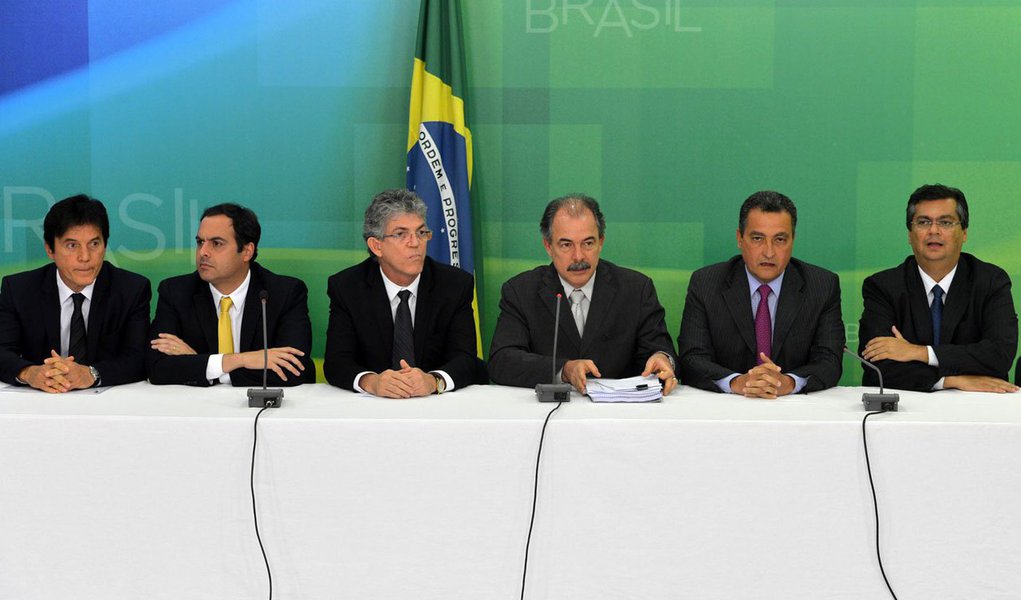Os governadores do Nordeste deverão reunir-se no próximo dia 15, em Natal (RN), para debater temas em comum, como o combate à seca. Além dos chefes do executivos estaduais, parlamentares da bancada federal também deverão participar do encontro; o ajuste fiscal, alvo de uma reunião entre os governadores nordestinos e a presidente Dilma Rousseff na semana passada, quando foi condicionado a liberação de recursos à aprovação das medidas, não deverá constar da pauta do encontro (Foto: Paulo Emílio) Os governadores do Nordeste deverão reunir-se no próximo dia 15, em Natal (RN), para debater temas em comum, como o combate à seca. Além dos chefes do executivos estaduais, parlamentares da bancada federal também deverão participar do encontro; o ajuste fiscal, alvo de uma reunião entre os governadores nordestinos e a presidente Dilma Rousseff na semana passada, quando foi condicionado a liberação de recursos à aprovação das medidas, não deverá constar da pauta do encontro