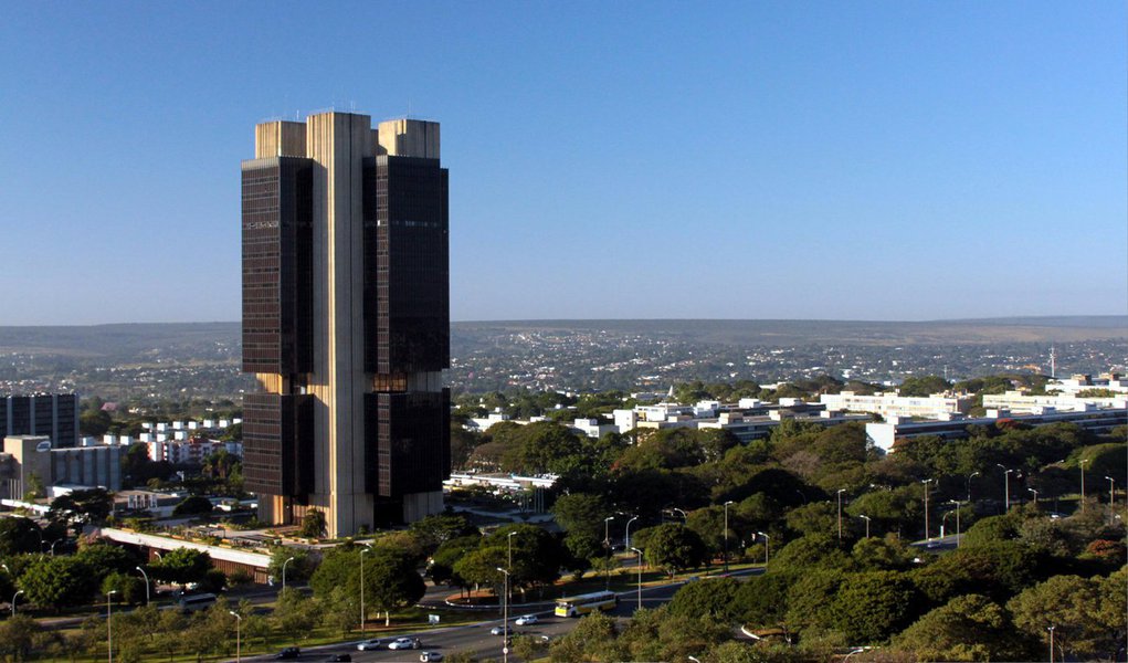 O Comitê de Política Monetária (Copom) do Banco Central decidiu nesta quarta (4), por unanimidade, elevar a taxa básica de juros (Selic) da economia brasileira, que passou de 12,25% para 12,75% ao ano; com o aumento de 0,5 ponto percentual, a taxa retorna ao patamar de janeiro de 2009 (Foto: Valter Lima) O Comitê de Política Monetária (Copom) do Banco Central decidiu nesta quarta (4), por unanimidade, elevar a taxa básica de juros (Selic) da economia brasileira, que passou de 12,25% para 12,75% ao ano; com o aumento de 0,5 ponto percentual, a taxa retorna ao patamar de janeiro de 2009