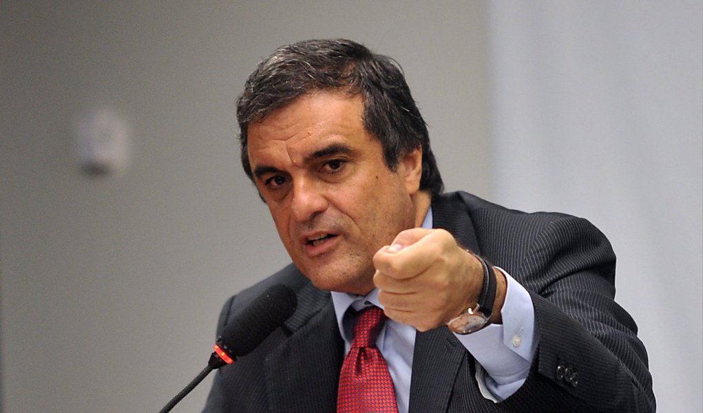 Ministro da Justiça, José Eduardo Cardozo, defendeu nesta sexta (21) que as empresas acusadas de pagar propinas aos diretores da Petrobras para conseguir contratos com a companhia sejam “sanadas” para não prejudicar a economia do país; “É fundamental que quem praticou atos ilícitos seja punido. Mas ao mesmo tempo temos que fazer com que a economia do país não seja atingida. Acho que esse é um grande desafio. É necessário, primeiro, punir com provas. Não podemos, a partir de suposições, ilações ou indício, tirar conclusões definitivas. Mas, havendo a demonstração de ilícitos, que se puna. Mas temos que ter uma política que também favoreça às empresas, de modo a que sejam sanadas”, disse (Foto: Valter Lima) Ministro da Justiça, José Eduardo Cardozo, defendeu nesta sexta (21) que as empresas acusadas de pagar propinas aos diretores da Petrobras para conseguir contratos com a companhia sejam “sanadas” para não prejudicar a economia do país; “É fundamental que quem praticou atos ilícitos seja punido. Mas ao mesmo tempo temos que fazer com que a economia do país não seja atingida. Acho que esse é um grande desafio. É necessário, primeiro, punir com provas. Não podemos, a partir de suposições, ilações ou indício, tirar conclusões definitivas. Mas, havendo a demonstração de ilícitos, que se puna. Mas temos que ter uma política que também favoreça às empresas, de modo a que sejam sanadas”, disse