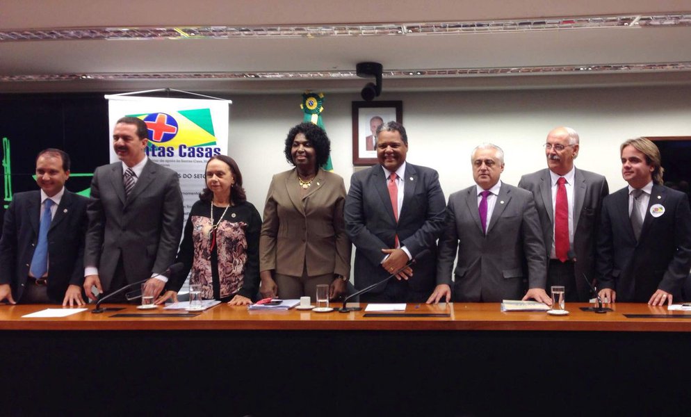 A Frente Parlamentar de Apoio às Santas Casas, Hospitais e Entidades Filantrópicas da Câmara dos Deputados anunciou ontem (24) o lançamento de uma nova linha de crédito do Banco Nacional de Desenvolvimento Econômico e Social (BNDES) em benefício das santas casas de misericórdia; iniciativa, que visa socorrer instituições detentoras de dívidas que ultrapassam 15 bilhões de reais, será operada pela Caixa Econômica (Foto: Romulo Faro) A Frente Parlamentar de Apoio às Santas Casas, Hospitais e Entidades Filantrópicas da Câmara dos Deputados anunciou ontem (24) o lançamento de uma nova linha de crédito do Banco Nacional de Desenvolvimento Econômico e Social (BNDES) em benefício das santas casas de misericórdia; iniciativa, que visa socorrer instituições detentoras de dívidas que ultrapassam 15 bilhões de reais, será operada pela Caixa Econômica