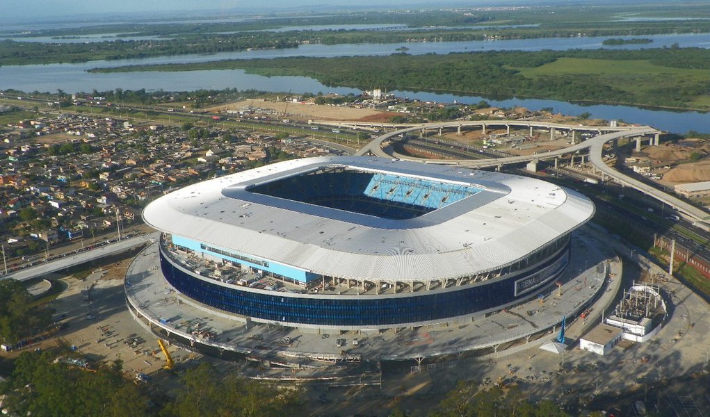 A Prefeitura de Porto Alegre revogou o termo de compromisso que tinha sido firmado com a construtora OAS, em abril de 2012; este documento desobrigou a empresa de executar obras no entorno da Arena do Grêmio e transferiu a responsabilidade para o município; o Ministério Público cobrou que esse termo fosse revogado para que o órgão não entrasse na Justiça contra a prefeitura e a construtora; a OAS, mesma empresa investigada na Operação Lava Jato, não informou quais obras vai realizar
(Foto: Leonardo Lucena) A Prefeitura de Porto Alegre revogou o termo de compromisso que tinha sido firmado com a construtora OAS, em abril de 2012; este documento desobrigou a empresa de executar obras no entorno da Arena do Grêmio e transferiu a responsabilidade para o município; o Ministério Público cobrou que esse termo fosse revogado para que o órgão não entrasse na Justiça contra a prefeitura e a construtora; a OAS, mesma empresa investigada na Operação Lava Jato, não informou quais obras vai realizar