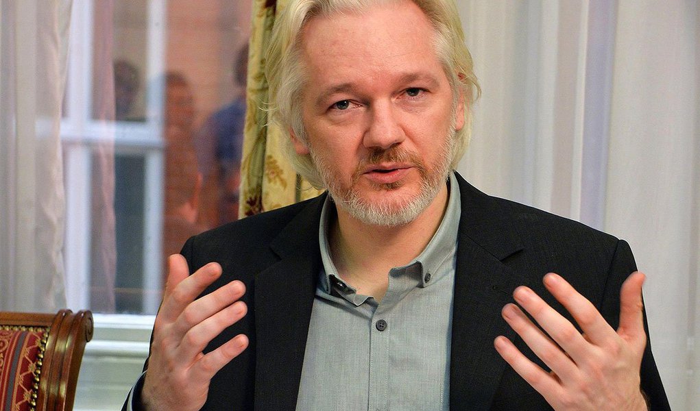 Procuradores suecos pediram a aprovação do fundador do WikiLeaks, Julian Assange, para interrogá-lo em Londres, onde está abrigado na embaixada do Equador, em possível avanço para um caso que está estagnado há anos; um dos advogados de Assange disse que aceitou o pedido, mas acrescentou que o processo pode demorar porque também é necessário a autorização de autoridades britânicas e equatorianas; a Suécia quer interrogar Assange sobre um caso de suposto estupro e abuso sexual, os quais ele nega (Foto: Paulo Emílio) Procuradores suecos pediram a aprovação do fundador do WikiLeaks, Julian Assange, para interrogá-lo em Londres, onde está abrigado na embaixada do Equador, em possível avanço para um caso que está estagnado há anos; um dos advogados de Assange disse que aceitou o pedido, mas acrescentou que o processo pode demorar porque também é necessário a autorização de autoridades britânicas e equatorianas; a Suécia quer interrogar Assange sobre um caso de suposto estupro e abuso sexual, os quais ele nega