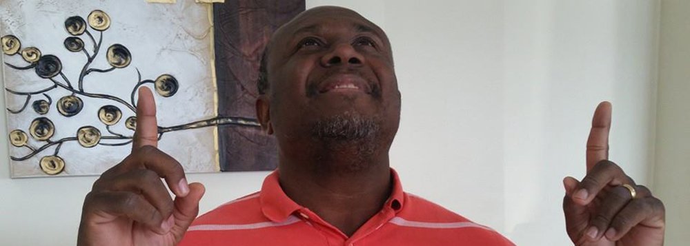 Um dos deputados federais eleitos com maior votação na Bahia, Irmão Lázaro, do PSC, já chegará ao Congresso com título de líder. Ele será o parlamentar mais 'conectado'; nas redes sociais Facebook, Instagram, Twitter, YouTube e Google Plus, Antônio Lázaro da Silva tem 7,8 milhões de seguidores, mais que o dobro, por exemplo, do que possui Aécio Neves (PSDB), presidenciável derrotado nas eleições desse ano, com 3,8 milhões de fãs (Foto: Romulo Faro) Um dos deputados federais eleitos com maior votação na Bahia, Irmão Lázaro, do PSC, já chegará ao Congresso com título de líder. Ele será o parlamentar mais 'conectado'; nas redes sociais Facebook, Instagram, Twitter, YouTube e Google Plus, Antônio Lázaro da Silva tem 7,8 milhões de seguidores, mais que o dobro, por exemplo, do que possui Aécio Neves (PSDB), presidenciável derrotado nas eleições desse ano, com 3,8 milhões de fãs
